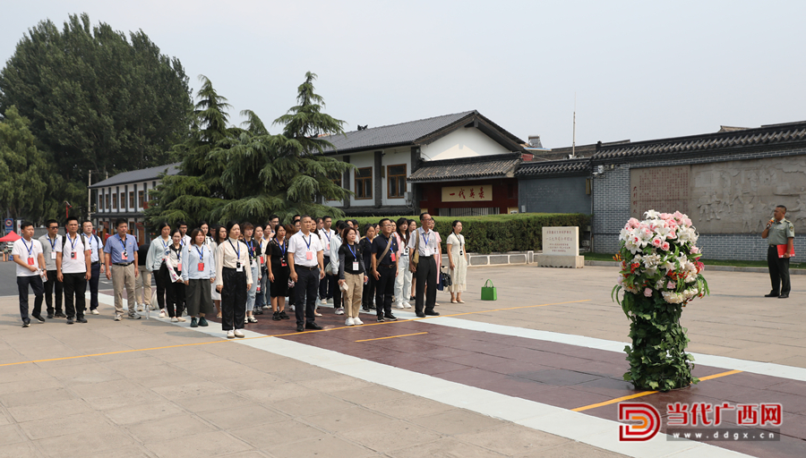 學(xué)員向八路軍一二九師前輩們敬獻(xiàn)花籃，向革命先輩們致敬。記者張友豪攝_副本
