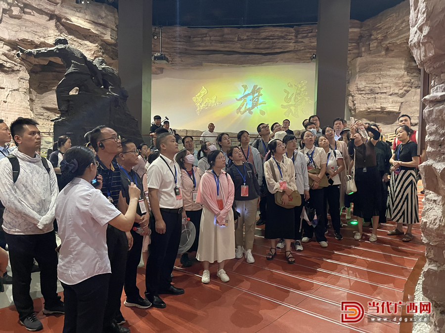 學(xué)員走進(jìn)紅旗渠紀(jì)念館，了解紅旗渠的修建歷程，學(xué)習(xí)感悟紅旗渠精神。記者張友豪攝_副本