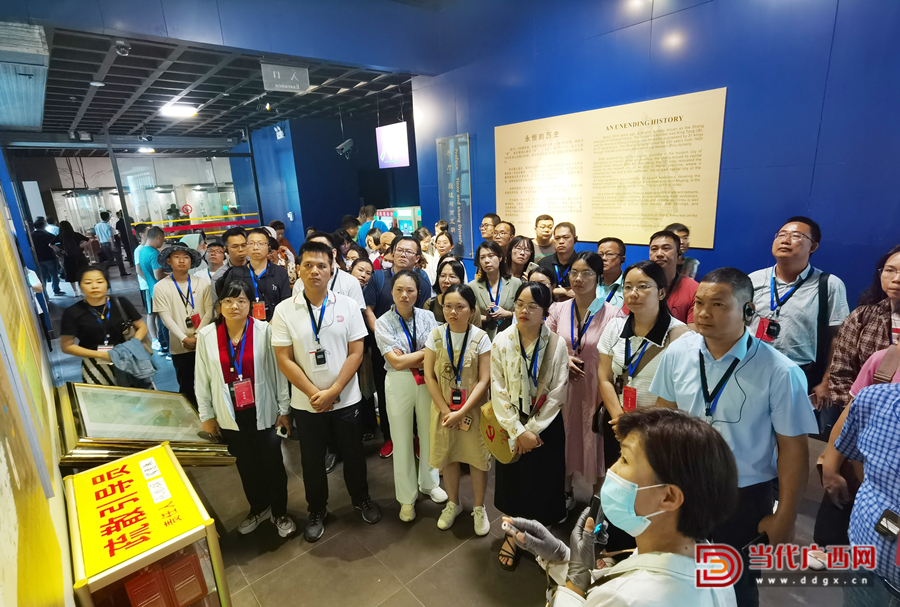 學(xué)員在殷墟博物苑參觀學(xué)習(xí)。記者張友豪攝1_副本